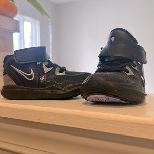 Kyrie Infinity baby/toddler sneakers size 5